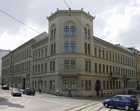 Bild des Hauptgebäudes der Fakultät in der Großen Steinstraße 73 am Joliot-Curie-Platz