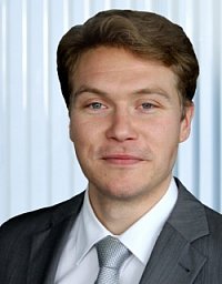 Martin Thienel
"In Halle und im Besonderen mit dem Studiengang EÖP habe ich exzellente Bedingungen für mein erfolgreiches Studium vorgefunden. Heute berate ich deutsche Großbanken unter anderem in den Bereichen Compliance und Process Management – die im Studium erworbenen Fähigkeiten und Kenntnisse bilden dafür die Grundlage."