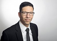 Daniel Niemsch
„Der Studiengang der M.Sc. Betriebswirtschaftslehre mit der Spezialisierung in Logistik hat mich besonders durch die umfassende methodische Ausbildung sehr gut auf meine jetzige Tätigkeit in der Logistik vorbereitet. Heute plane und steuere ich mit meinem Supply-Chain-Management-Team das weltweite Transportnetzwerk eines sehr großen Automobilzulieferers. Auf einige erworbene Grundlagen aus dem Studium greife ich auch heute noch zurück."