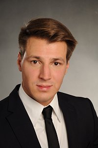 „Der Masterstudiengang Accounting, Taxation and Finance ermöglichte es mir, zwei Auslandssemester an renommierten Universitäten zu absolvieren und anschließend in einer internationalen Unternehmensberatung als Strategieberater zu arbeiten. Nachdem ich dort einige Jahre praktische Erfahrung sammeln konnte, bin ich zur Promotion an die MLU zurückgekehrt."