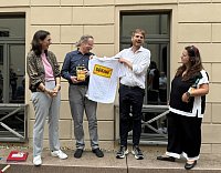 Prof. Dr. Anne-Katrin Neyer und Prof. Dr. Stefan Sackmann beim Abschlussgrillen